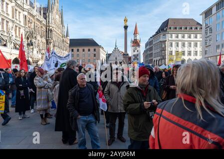 München, Deutschland. Februar 2020. Großdemonstration München 15. Februar gegen die Sicherheitskonferenz in München. Das Motto: "Nein zu Krieg und Umweltzersetzung" Tausende Demonstranten demonstrieren gegen die in München stattfindende Sicherheitskonferenz. Credit: Thomas Vonier/ZUMA Wire/Alamy Live News Stockfoto