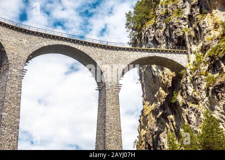 Landwasser-Viadukt in Filisur, Schweiz. Es ist ein berühmtes Wahrzeichen der Schweizer. Hochbrücke und Tunnel in den Alpenbergen nah beieinander. Fantastische Bahn bri Stockfoto