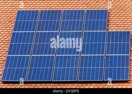 Solarpanel auf dem Dach des Wohnhauses. Sonnensystem auf dem Dach der Nahaufnahme. Photovoltaik-Öko-Panels für Strom aus sauberer Sonnenenergie. Blau so Stockfoto