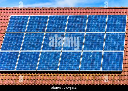 Solarpanel auf dem Dach des Wohnhauses. Sonnensystem auf dem Dach der Nahaufnahme. Blaue Solarzellen auf der Gebäudeoberseite für alternative Energie. Fotovoltaik Stockfoto