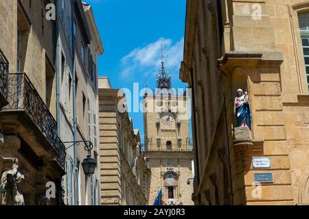 Blick auf den Kirchturm (Belfry) auf dem Place de l'Hotel de Ville neben dem Rathaus von Aix-en-Provence, Frankreich. Der Belfry wurde 1510 erbaut, ein AS Stockfoto