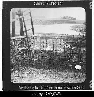 Projektion für alle - der Weltkrieg: Die Ostfront. Serie 51. Nr. 13. Verbarrikadier masurischer See. - die Firma "Projektion für alle" wurde 1905 von Max Skladanowsky (1861-1939) gegründet. Sie produzierte bis zum Jahre 1928 fast 100 Serien zu je 24 Glasdias im Format 8,3 x 8,3 cm im Sog. Bromsilber-Gelatin-Trockenplatten Verfahren. Die ersten Städte vor allem in den Bundesländern, Länder aber auch Märchen und Sagen, das alte Testament und der Erste Weltkrieg. Stockfoto