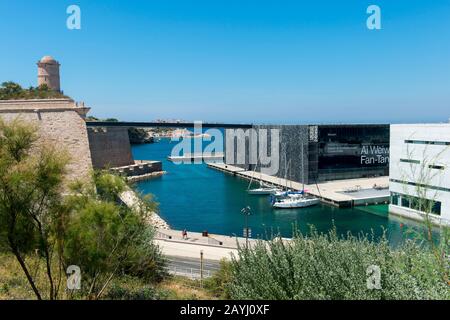 Blick auf das MuCEM (Museum der europäischen Zivilisation und des Mittelmeers) in der Nähe des Vieux Port (alter Hafen) in Marseille, Frankreich.