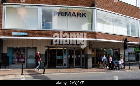 Gloucester, Großbritannien - 08. September 2019: Die Fassade des Primark Kleiderhauses an der Brunswick Road Stockfoto