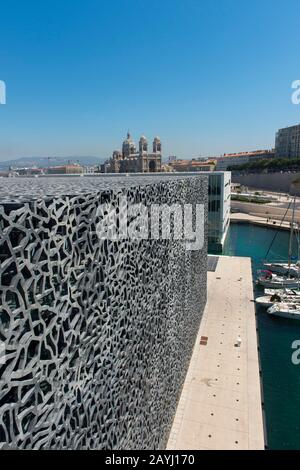 Die Stahlbetonhülle des MuCEM (Museum der europäischen Zivilisation und des Mittelmeers) in der Nähe des Vieux Port (alter Hafen) in Marseille, Frankreich. Stockfoto