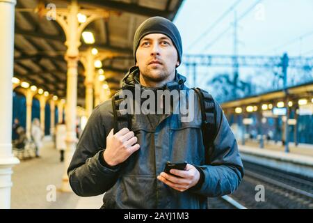 Bahnhof Sopot: Reisende, die auf den Transport warten. Reisekonzept. Mann am Bahnhof. Portrait Kaukasier Männlich Im Bahnhof Stockfoto