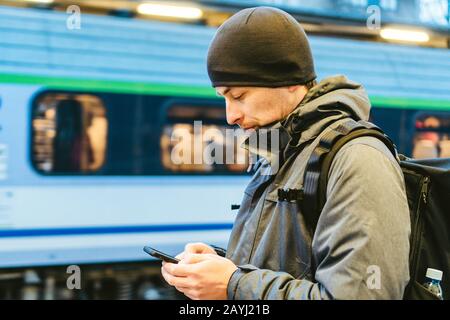 Bahnhof Sopot: Reisende, die auf den Transport warten. Reisekonzept. Mann am Bahnhof. Portrait Kaukasier Männlich Im Bahnhof Stockfoto