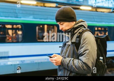 Bahnhof Sopot: Reisende, die auf den Transport warten. Reisekonzept. Mann am Bahnhof. Portrait Kaukasier Männlich Im Bahnhof Stockfoto