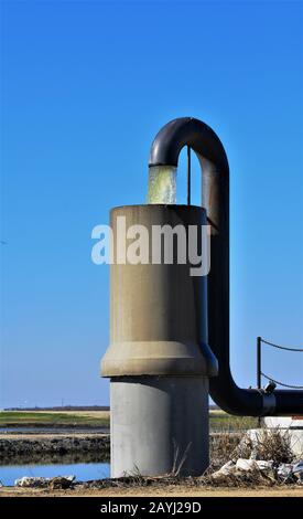 Gepumptes Bauernwasser im Central Valley von Kalifornien während mehrjähriger Dürre für Lebensmittel und Landwirtschaft und Essen und lebende Tiere usw. Stockfoto