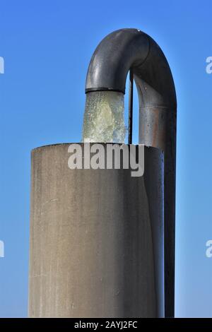 Gepumptes Bauernwasser im Central Valley von Kalifornien während mehrjähriger Dürre für Lebensmittel und Landwirtschaft und Essen und lebende Tiere usw. Stockfoto