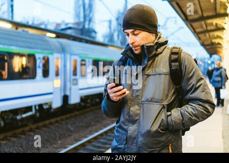 Bahnhof Sopot: Reisende, die auf den Transport warten. Reisekonzept. Mann am Bahnhof. Portrait Kaukasier Männlich Im Bahnhof Stockfoto