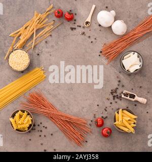 Pastamischung aus Quinoa, Weizensemolina und Azukibohnen mit Kirschtomaten, Pfeffer und Parmesan, leerer Kopierraum Stockfoto