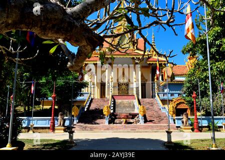 Blick auf den modernen Ek Phnom Tempel, Battambang Stockfoto