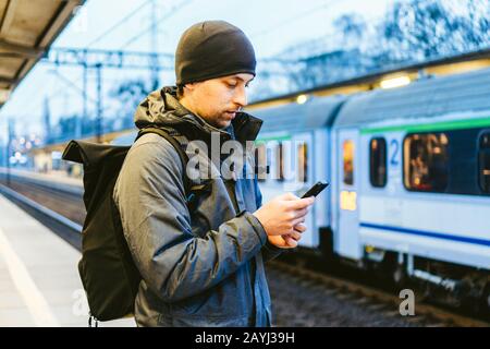 Bahnhof Sopot: Reisende, die auf den Transport warten. Reisekonzept. Mann am Bahnhof. Portrait Kaukasier Männlich Im Bahnhof Stockfoto