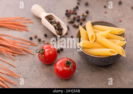 Pastamischung aus Quinoa, Weizensemolina und Azukibohnen mit Kirschtomaten, Pfeffer und Parmesan, leerer Kopierraum Stockfoto