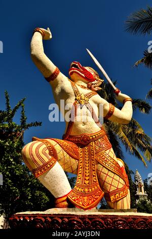 Blick auf eine Statue im modernen Ek Phnom Tempel, Battambang Stockfoto