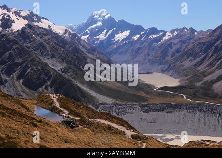 Blick auf Mt Cook mit Hooker Lake und Mueller Lake im Mount Cook National Park, Neuseeland Stockfoto