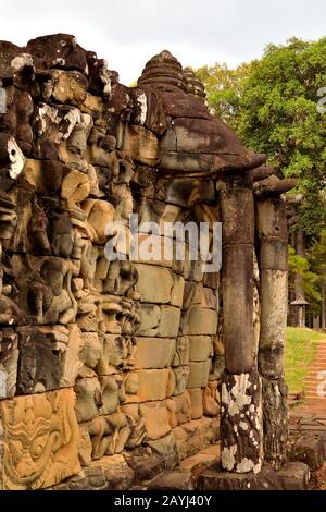 Nahaufnahme der Basreliefe auf der Terrasse der Elefanten im Angkor Komplex Stockfoto