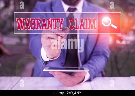 Konzeptionelle Handarbeit mit Garantieantrag. Konzept bedeutet Das Recht eines Kunden auf Ersatz oder Reparatur oder Entschädigung Stockfoto
