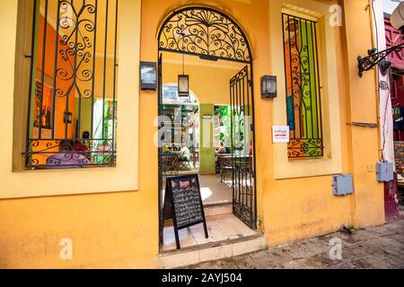 Havanna, Kuba - 16. Dezember 2019: Malerische, farbenfrohe Alte Havanna Straßen im historischen Stadtzentrum (Havanna Vieja) in der Nähe von Paseo El Prado und Capitolio Stockfoto