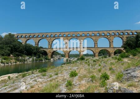 Der Pont du Gard (UNESCO-Weltkulturerbe), ein uraltes römisches Aquädukt, das den Fluss Gardon bei Nimes im Süden Frankreichs überquert. Stockfoto