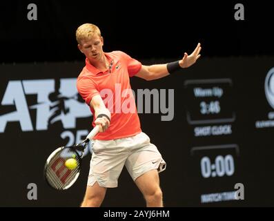 Hempstead, NY - 15. Februar 2020: Kyle Edmund of Great Britain kehrt beim Halbfinalspiel gegen Miomir Kecmanovic aus Serbien beim Tennisturnier der ATP 250 New York Open 2020 im Nassauischen Kolosseum den Ball zurück, Edmund gewann das Match Stockfoto