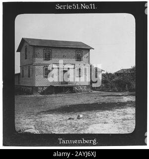 Projektion für alle - der Weltkrieg: Die Ostfront. Serie 51. Nr. 11. Tannenberg. - die Firma "Projektion für alle" wurde 1905 von Max Skladanowsky (1861-1939) gegründet. Sie produzierte bis zum Jahre 1928 fast 100 Serien zu je 24 Glasdias im Format 8,3 x 8,3 cm im Sog. Bromsilber-Gelatin-Trockenplatten Verfahren. Die ersten Städte vor allem in den Bundesländern, Länder aber auch Märchen und Sagen, das alte Testament und der Erste Weltkrieg. Stockfoto