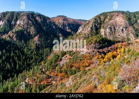 Landschaftlich schöner Blick auf den Oak Creek Canyon und den Highway 89A zwischen Sedona und Flagstaff, Arizona Stockfoto