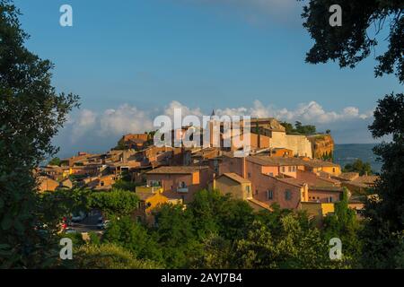 Blick auf das Dorf Roussillon in der Region Luberon, Region Provence-Alpen-Cote d Azur im Südosten Frankreichs. Stockfoto