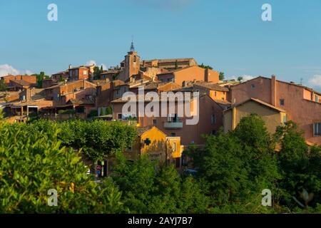 Blick auf das Dorf Roussillon in der Region Luberon, Region Provence-Alpen-Cote d Azur im Südosten Frankreichs. Stockfoto