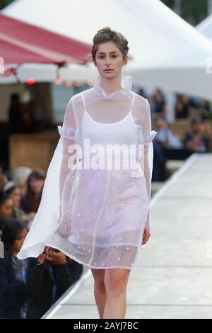 Quebec, Kanada. Ein Modell läuft auf der Ecole de Mode Marie-Victorin Modenschau, die während des Fashion and Design Festivals in Montreal veranstaltet wird Stockfoto