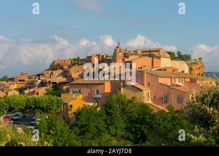Blick auf das Dorf Roussillon in der Region Luberon, Region Provence-Alpen-Cote d Azur im Südosten Frankreichs. Stockfoto