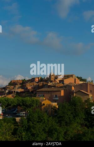 Blick auf das Dorf Roussillon in der Region Luberon, Region Provence-Alpen-Cote d Azur im Südosten Frankreichs. Stockfoto
