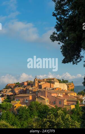 Blick auf das Dorf Roussillon in der Region Luberon, Region Provence-Alpen-Cote d Azur im Südosten Frankreichs. Stockfoto