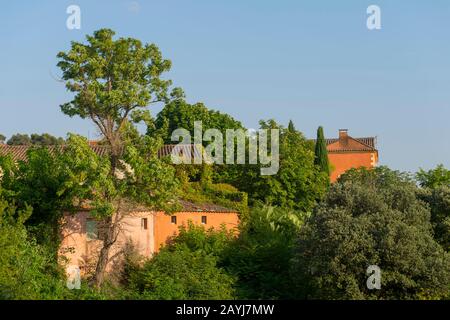 Blick auf die Häuser im Dorf Roussillon in der Region Luberon, Region Provence-Alpen-Cote d Azur in Südfrankreich. Stockfoto