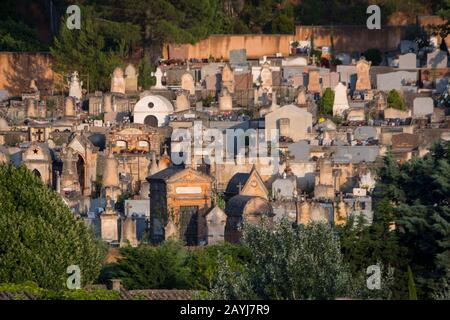Blick auf den Friedhof des Dorfes Roussillon in der Region Luberon, Region Provence-Alpen-Cote d Azur in Südfrankreich. Stockfoto