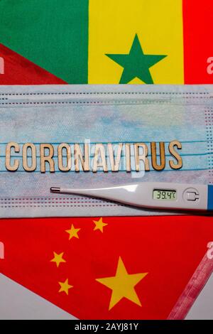 Novel Coronavirus Outbreak-Konzept. Coronavirus-Schutzmaske und Spritze über chinesischer Flagge und Senegal. 2019-nCoV-Virusinfektion verursacht Stockfoto