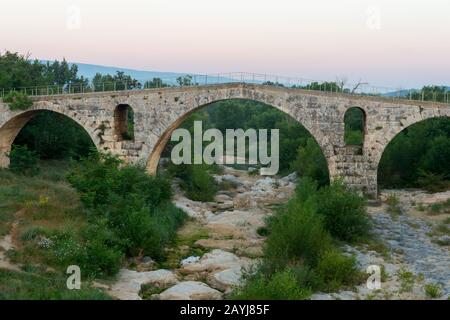 Die Pont Julien ist eine römische Steinbogenbrücke über den Fluss Calavon in der Provence in Südfrankreich, die aus dem Jahr 3 v. Chr. stammt. Stockfoto