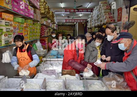 Kanton, CHINA - CIRCA FEBRUAR 2020: Leben in Kanton während einer Periode des Romans Coronavirus. Stockfoto