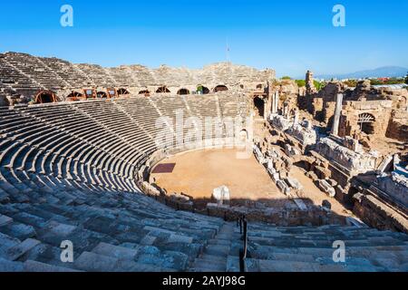 Side Roman Theatre in der antiken Stadt Side in Antalya an der Mittelmeerküste der Türkei. Stockfoto