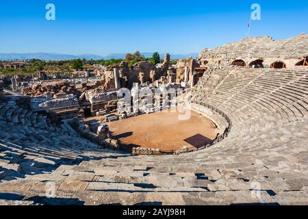 Side Roman Theatre in der antiken Stadt Side in Antalya an der Mittelmeerküste der Türkei. Stockfoto