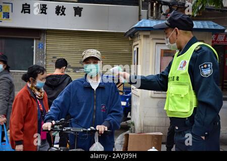 Kanton, CHINA - CIRCA FEBRUAR 2020: Leben in Kanton während einer Periode des Romans Coronavirus. Stockfoto