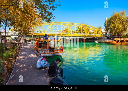 Manavgat, TÜRKEI - 08. NOVEMBER 2019: Brücke durch den Fluss Manavgat im Stadtzentrum von Manavgat in der Region Antalya in der Türkei Stockfoto