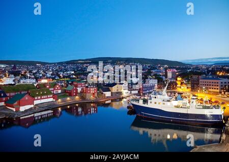 Hafen der Hauptstadt am Abend, Färöer, Streymoy, Torshavn Stockfoto