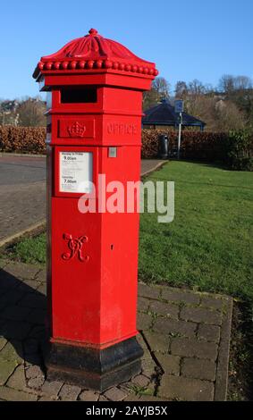 Roter sechseckiger viktorianischer Royal Mail Pillar Box an Abbey Bridge End (Straße), Jedburgh, Scottish Borders, Schottland. Stockfoto