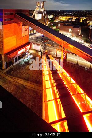 Beleuchtete Kopfbedeckung des Kohle-Bergwerks-Industriekomplexes Schacht XII am Abend, Deutschland, Nordrhein-Westfalen, Ruhrgebiet, Essen Stockfoto