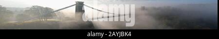 Clifton Suspension Bridge in Nebel Stockfoto