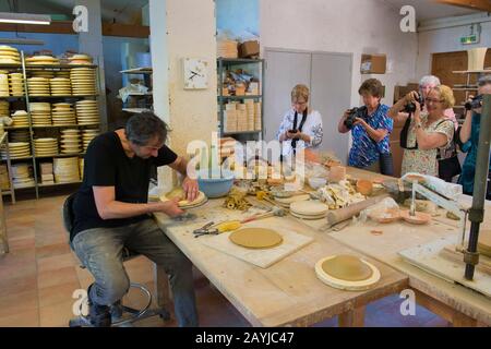 Im Atelier Soleil, das zu den ältesten und authentischsten Keramikwerkstätten der Provence gehört, demonstriert der Besitzer die Herstellung der Faience EA Stockfoto