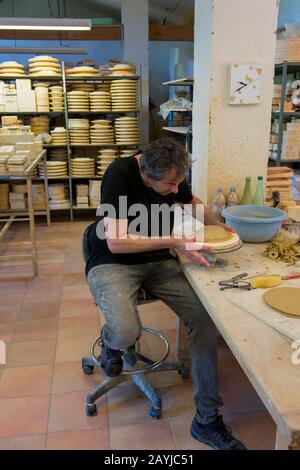 Im Atelier Soleil, das zu den ältesten und authentischsten Keramikwerkstätten der Provence gehört, demonstriert der Besitzer die Herstellung der Faience EA Stockfoto