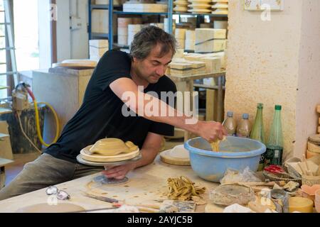 Im Atelier Soleil, das zu den ältesten und authentischsten Keramikwerkstätten der Provence gehört, demonstriert der Besitzer die Herstellung der Faience EA Stockfoto